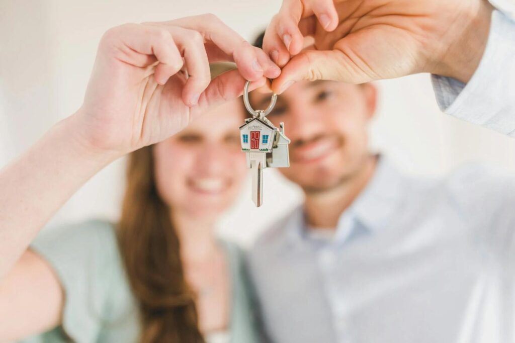 A photo showing a couple holding house keys.