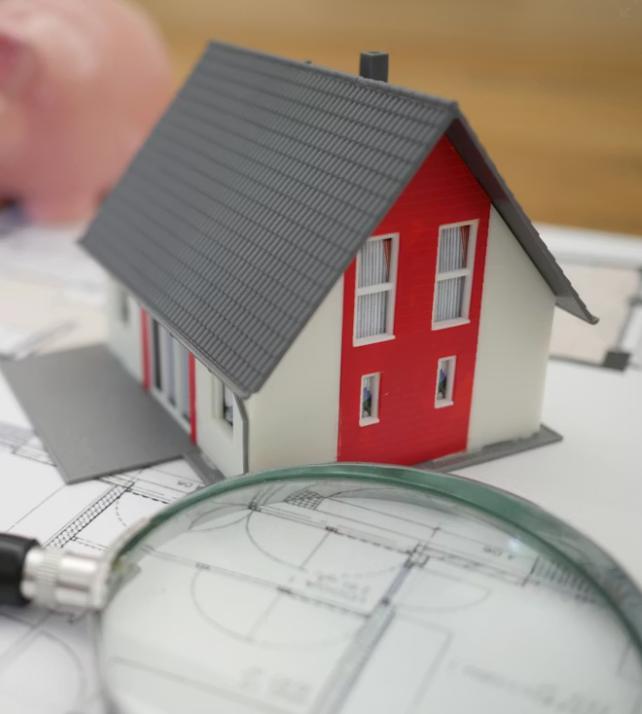 This image shows a house, a magnifying glass, and a map of the house.