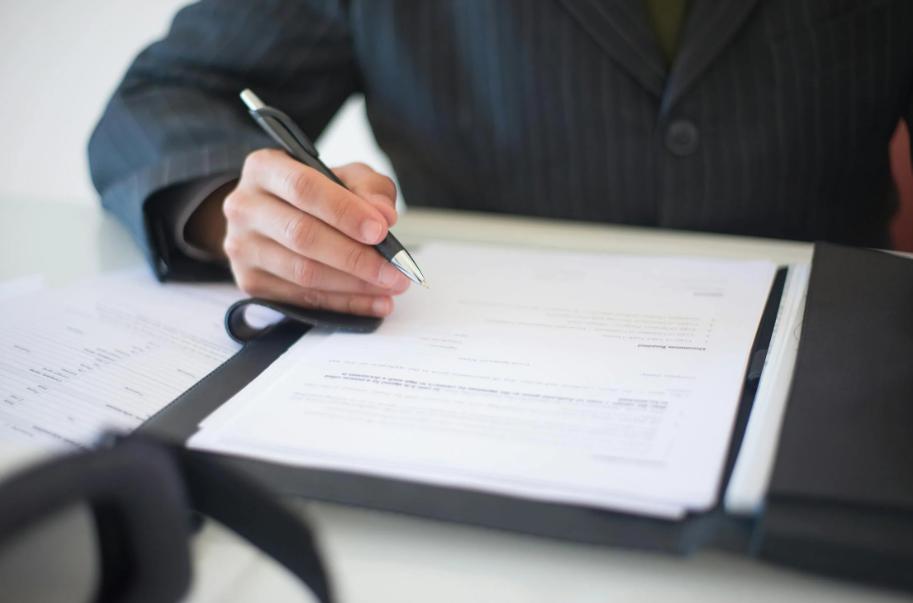 A person applying for a cash-out refinance loan in California