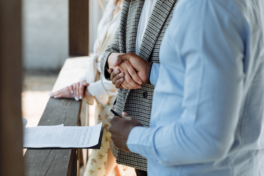 A lender and a client shaking hands