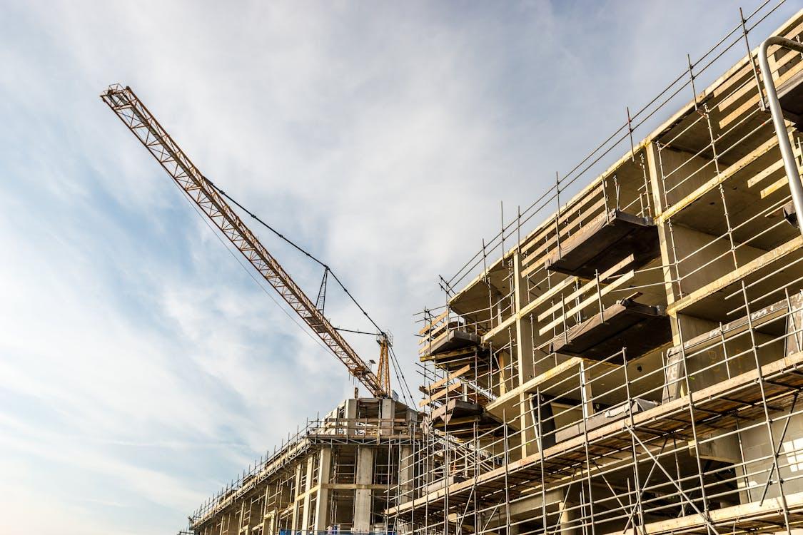 A crane next to a building under construction